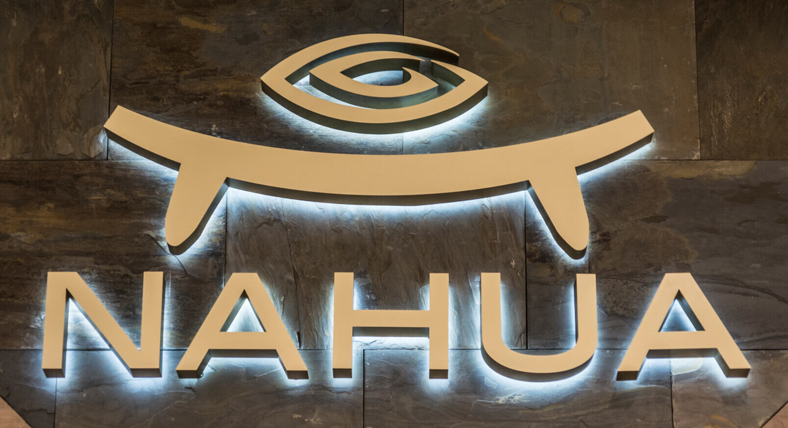 Nahua - LED light letters placed on the wall, visible halo effect